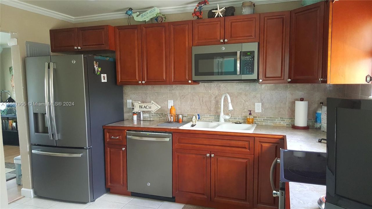 For Rent: $2,950 (3 beds, 1 baths, 1352 Square Feet)