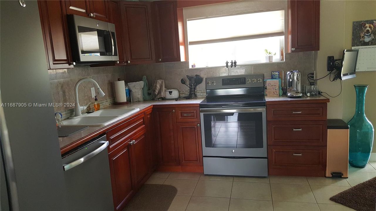 For Rent: $2,950 (3 beds, 1 baths, 1352 Square Feet)