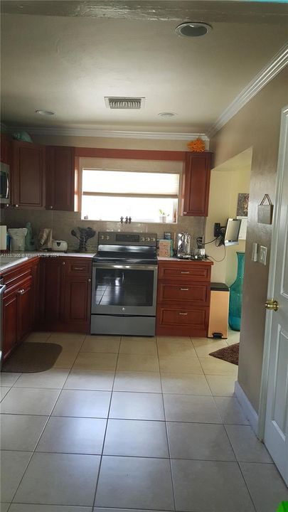 For Rent: $2,950 (3 beds, 1 baths, 1352 Square Feet)