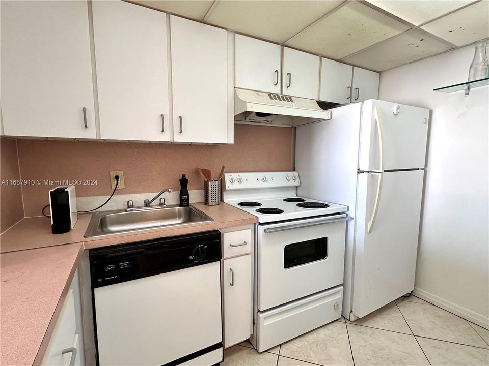 For Sale: $240,000 (1 beds, 1 baths, 500 Square Feet)