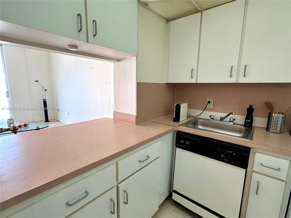 For Sale: $240,000 (1 beds, 1 baths, 500 Square Feet)