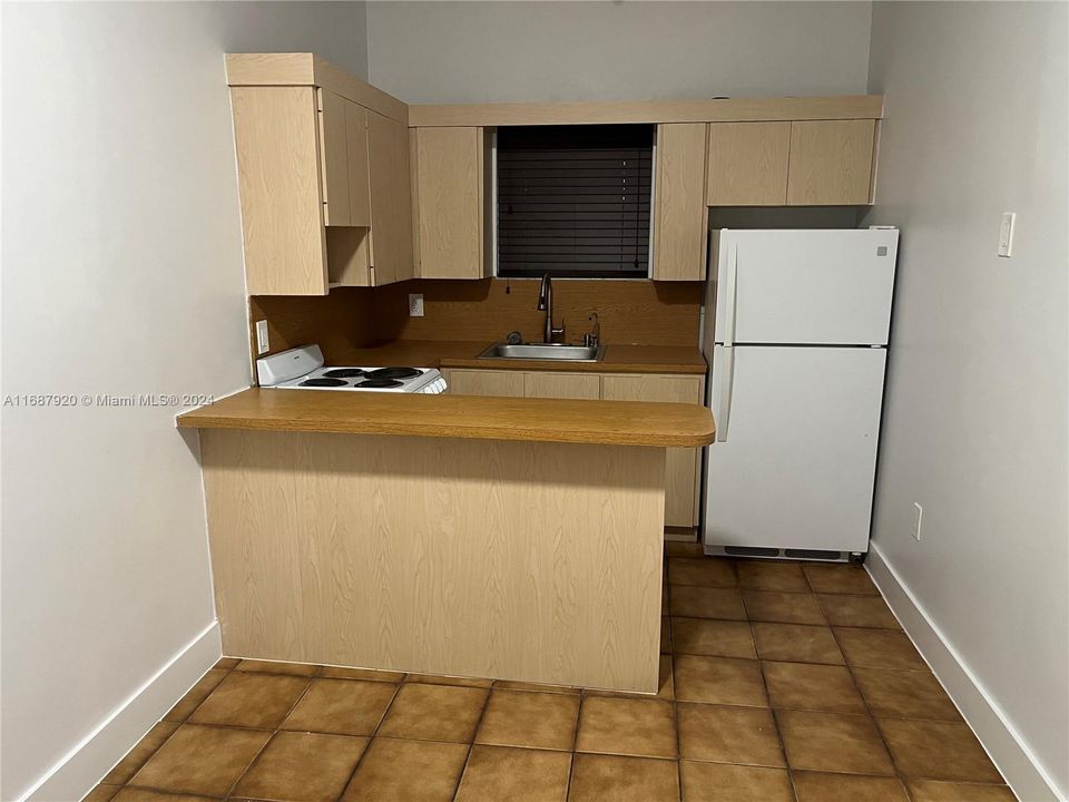 For Rent: $1,600 (1 beds, 1 baths, 2102 Square Feet)