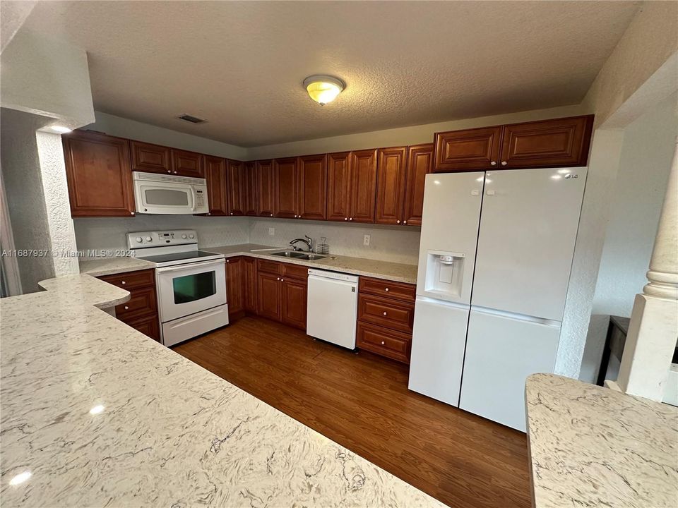 For Sale: $225,000 (1 beds, 2 baths, 1046 Square Feet)