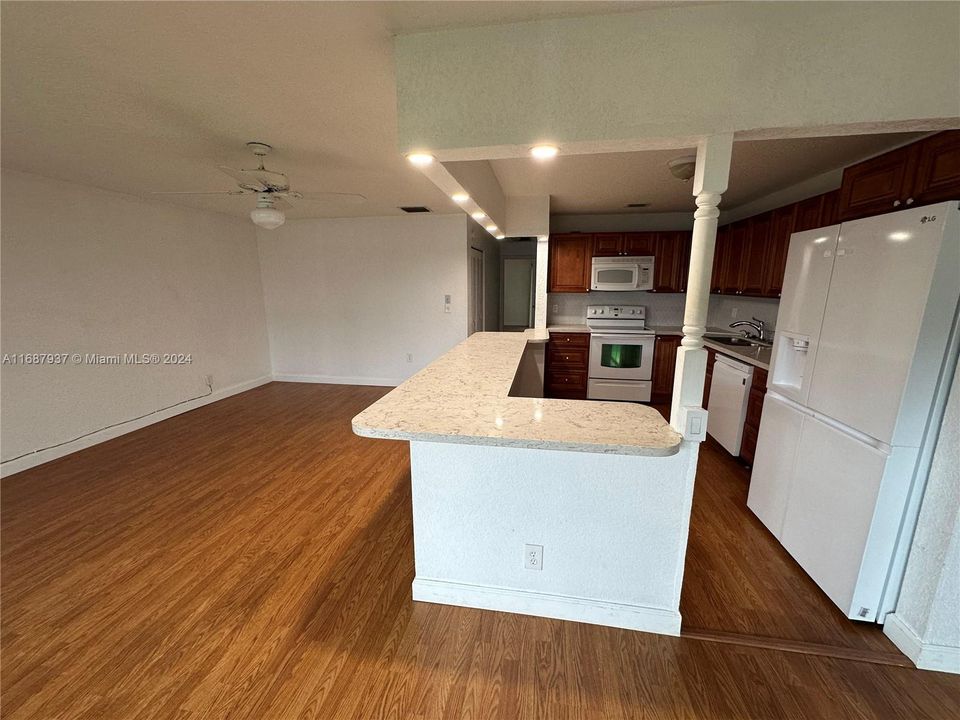 For Sale: $225,000 (1 beds, 2 baths, 1046 Square Feet)