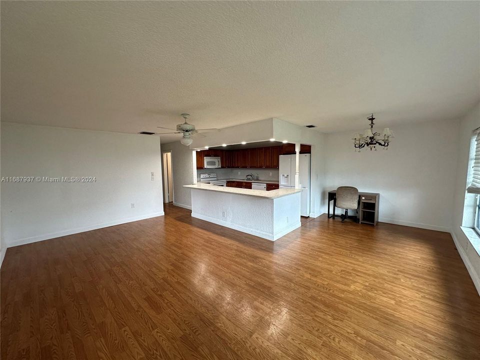 For Sale: $225,000 (1 beds, 2 baths, 1046 Square Feet)