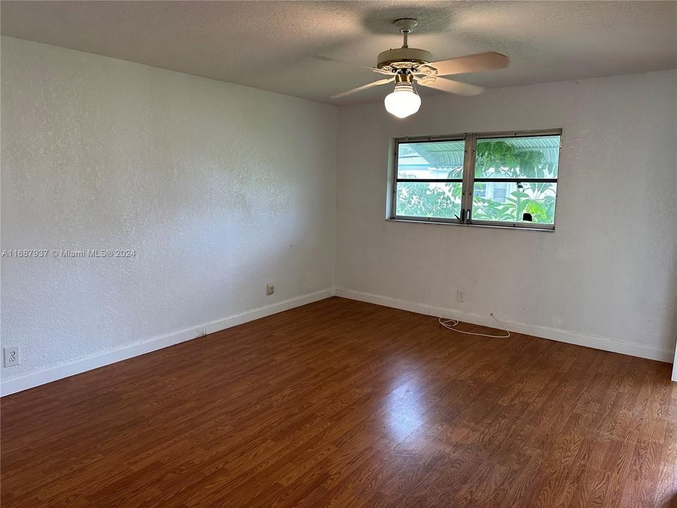 For Sale: $225,000 (1 beds, 2 baths, 1046 Square Feet)