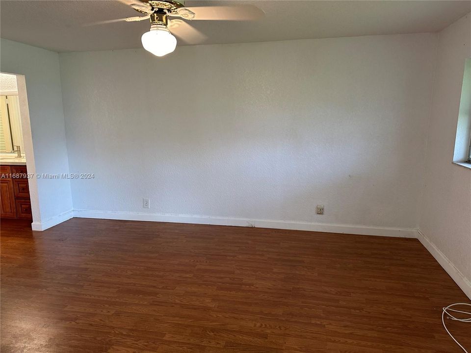 For Sale: $225,000 (1 beds, 2 baths, 1046 Square Feet)