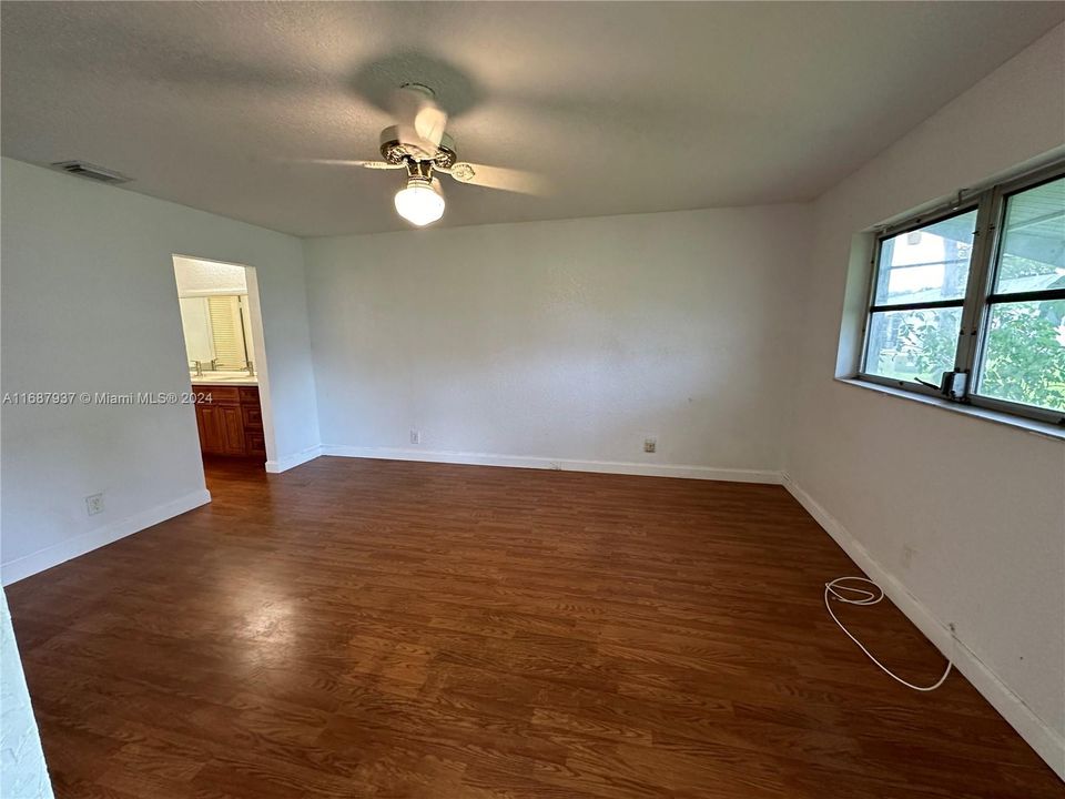 For Sale: $225,000 (1 beds, 2 baths, 1046 Square Feet)