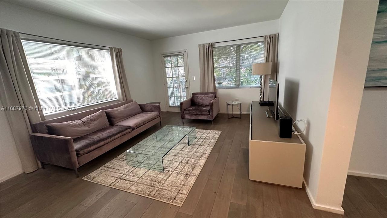 For Sale: $349,500 (1 beds, 1 baths, 660 Square Feet)