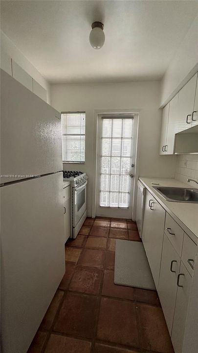 For Sale: $349,500 (1 beds, 1 baths, 660 Square Feet)