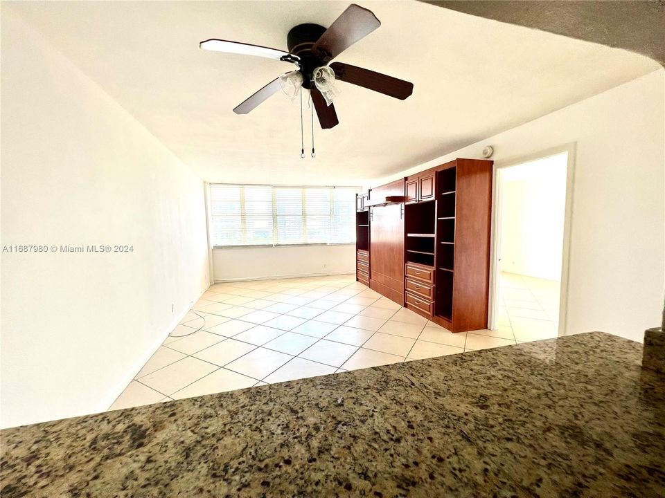 For Rent: $1,950 (1 beds, 1 baths, 750 Square Feet)