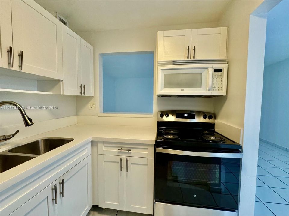 For Rent: $1,600 (1 beds, 1 baths, 765 Square Feet)