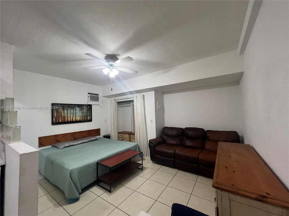 For Rent: $1,400 (0 beds, 1 baths, 450 Square Feet)