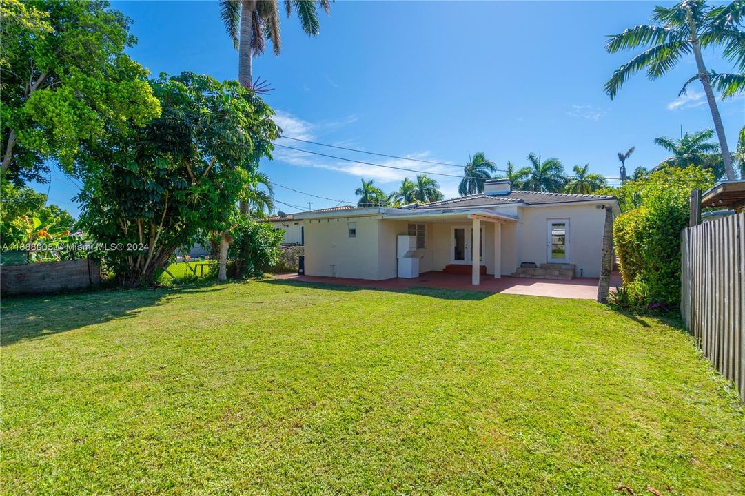 For Sale: $995,000 (3 beds, 3 baths, 1800 Square Feet)