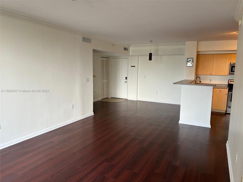 For Rent: $2,500 (2 beds, 2 baths, 1121 Square Feet)