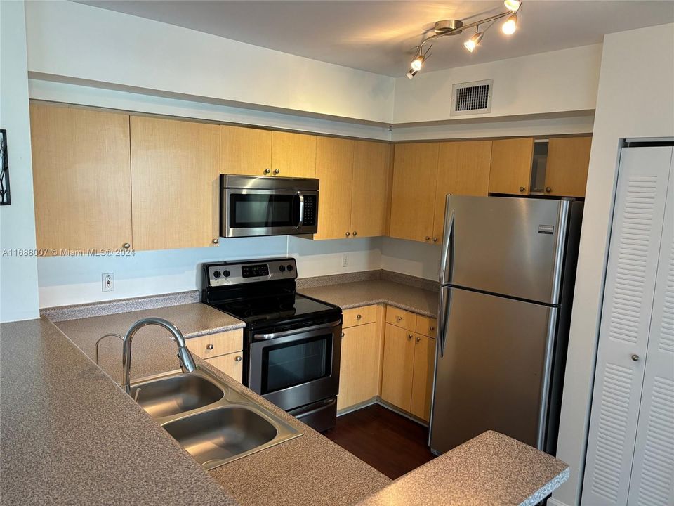 For Rent: $2,500 (2 beds, 2 baths, 1121 Square Feet)