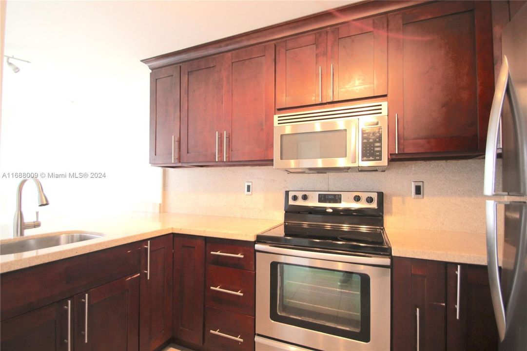 For Sale: $325,000 (1 beds, 1 baths, 578 Square Feet)