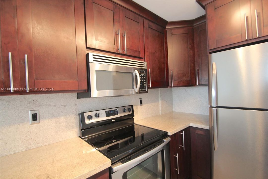 For Sale: $325,000 (1 beds, 1 baths, 578 Square Feet)