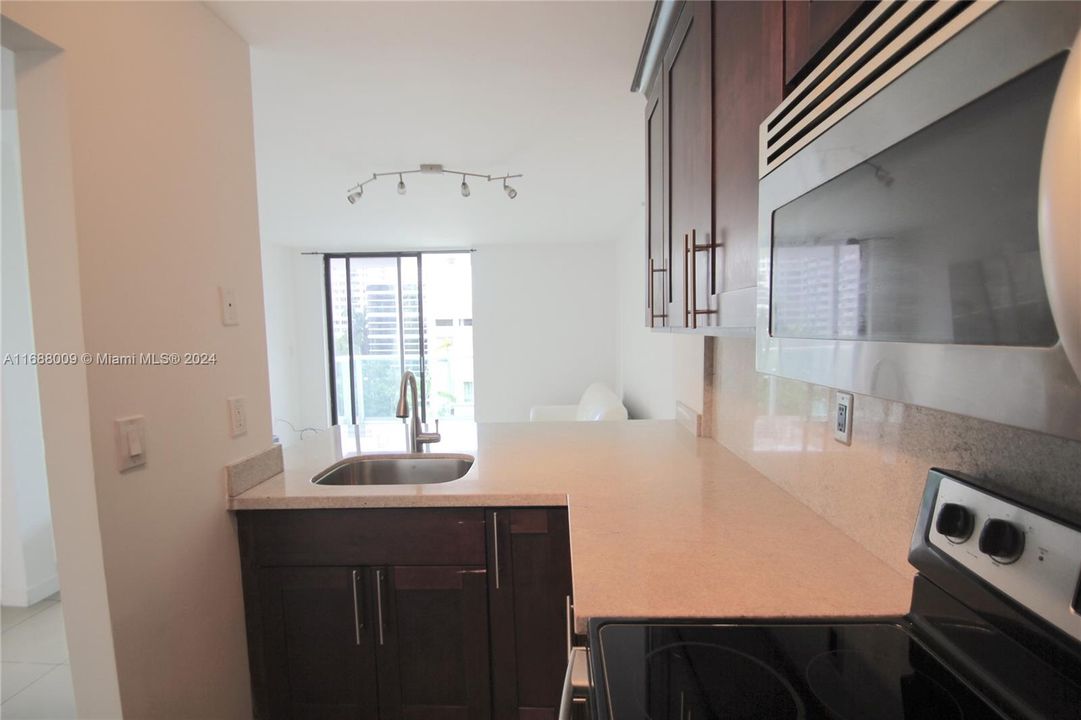 For Sale: $325,000 (1 beds, 1 baths, 578 Square Feet)