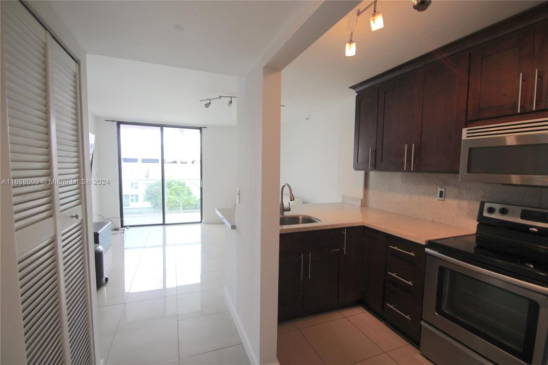 For Sale: $325,000 (1 beds, 1 baths, 578 Square Feet)