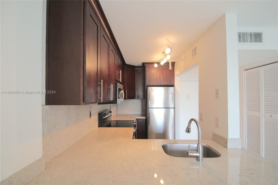 For Sale: $325,000 (1 beds, 1 baths, 578 Square Feet)