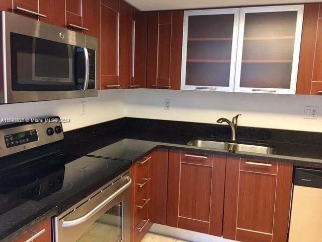 For Rent: $3,100 (2 beds, 2 baths, 990 Square Feet)