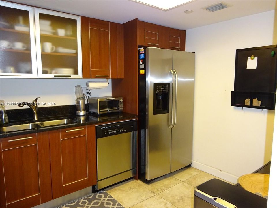 For Rent: $3,100 (2 beds, 2 baths, 990 Square Feet)