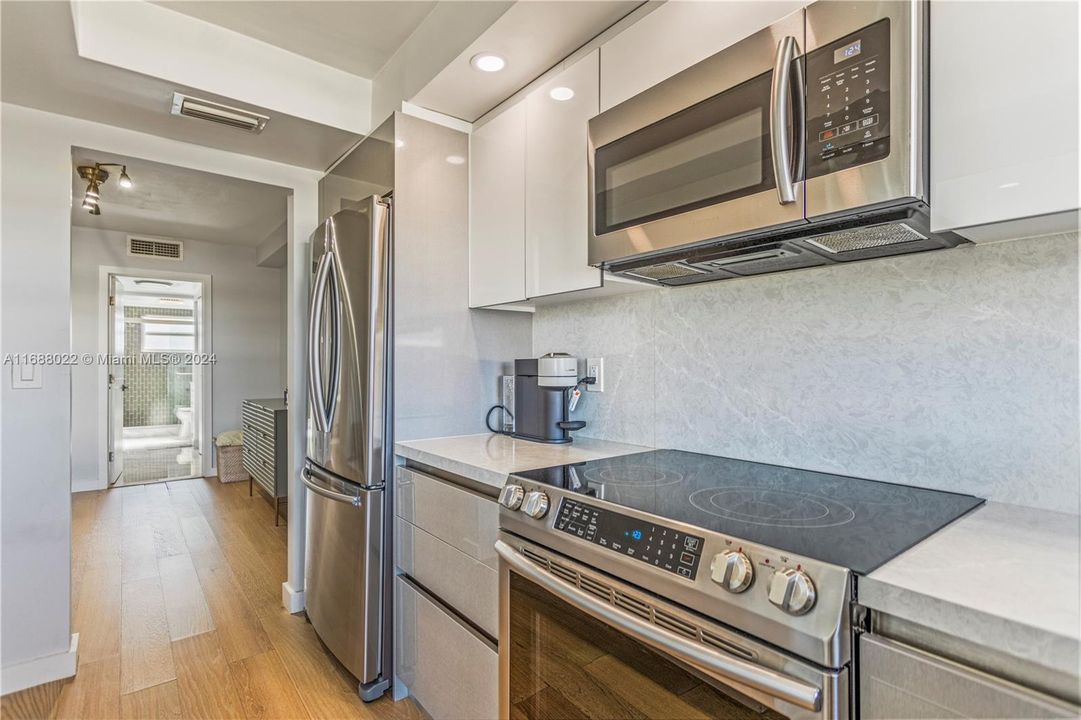 For Sale: $235,000 (1 beds, 1 baths, 660 Square Feet)