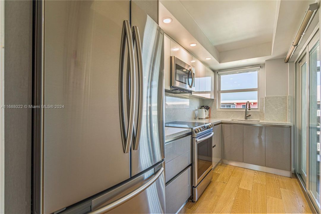 For Sale: $235,000 (1 beds, 1 baths, 660 Square Feet)