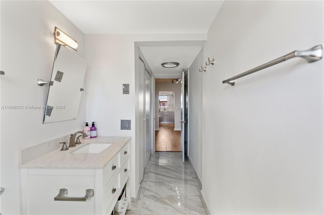 For Sale: $235,000 (1 beds, 1 baths, 660 Square Feet)