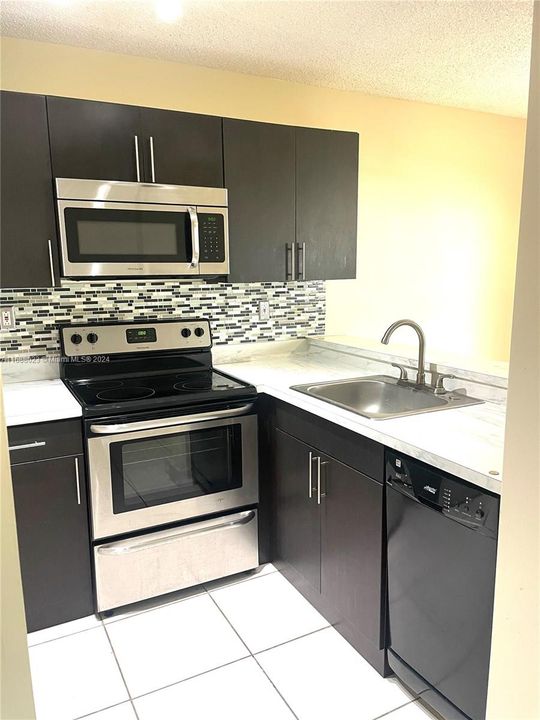 For Rent: $2,000 (1 beds, 1 baths, 862 Square Feet)