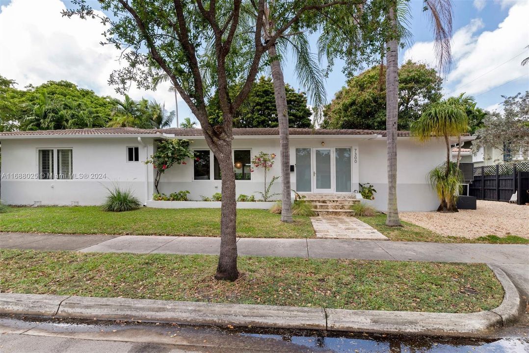 For Sale: $1,850,000 (3 beds, 3 baths, 1936 Square Feet)