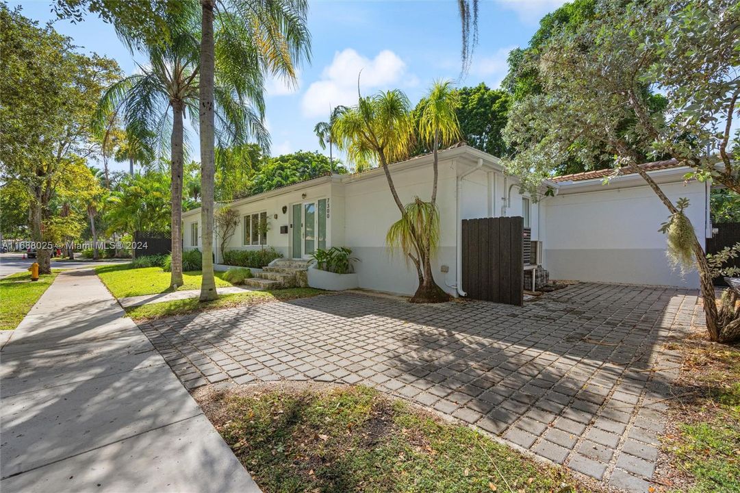 For Sale: $1,850,000 (3 beds, 3 baths, 1936 Square Feet)