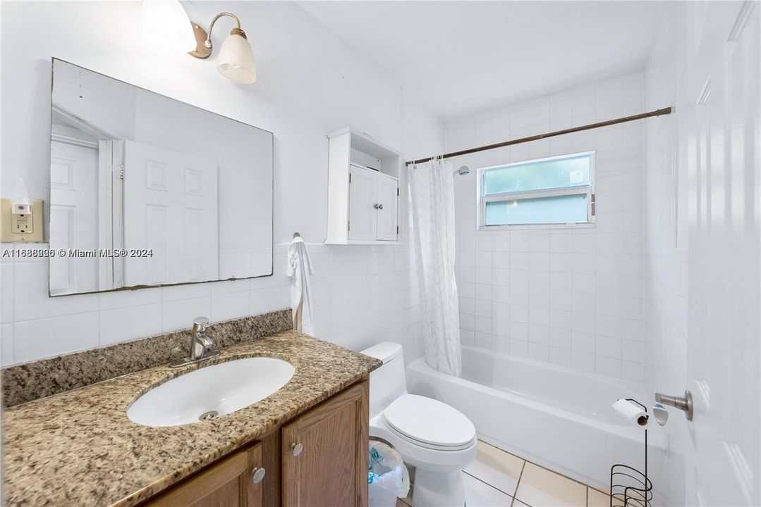 For Sale: $442,000 (2 beds, 1 baths, 702 Square Feet)