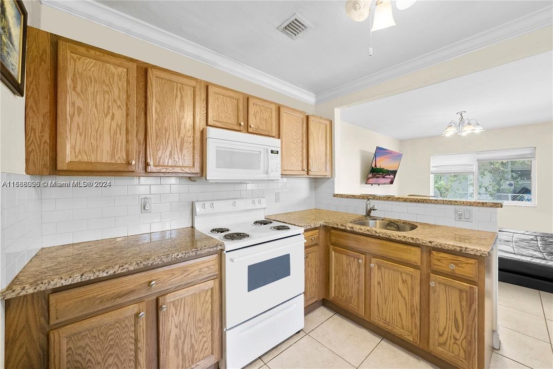 For Sale: $442,000 (2 beds, 1 baths, 702 Square Feet)