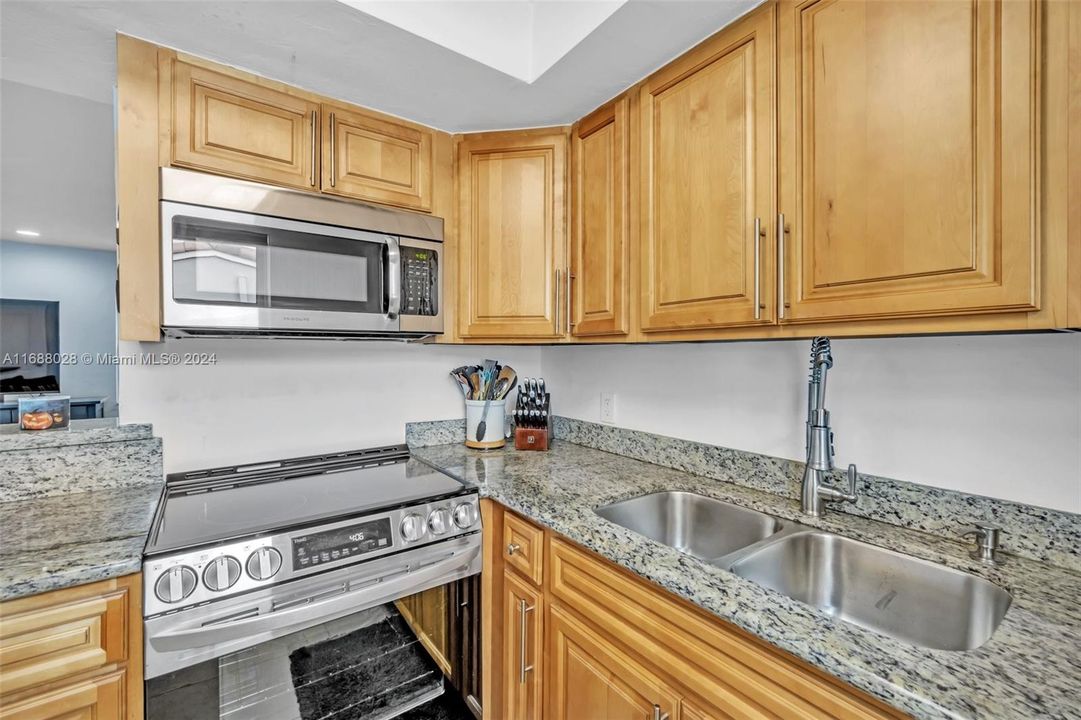 For Sale: $420,000 (2 beds, 1 baths, 960 Square Feet)