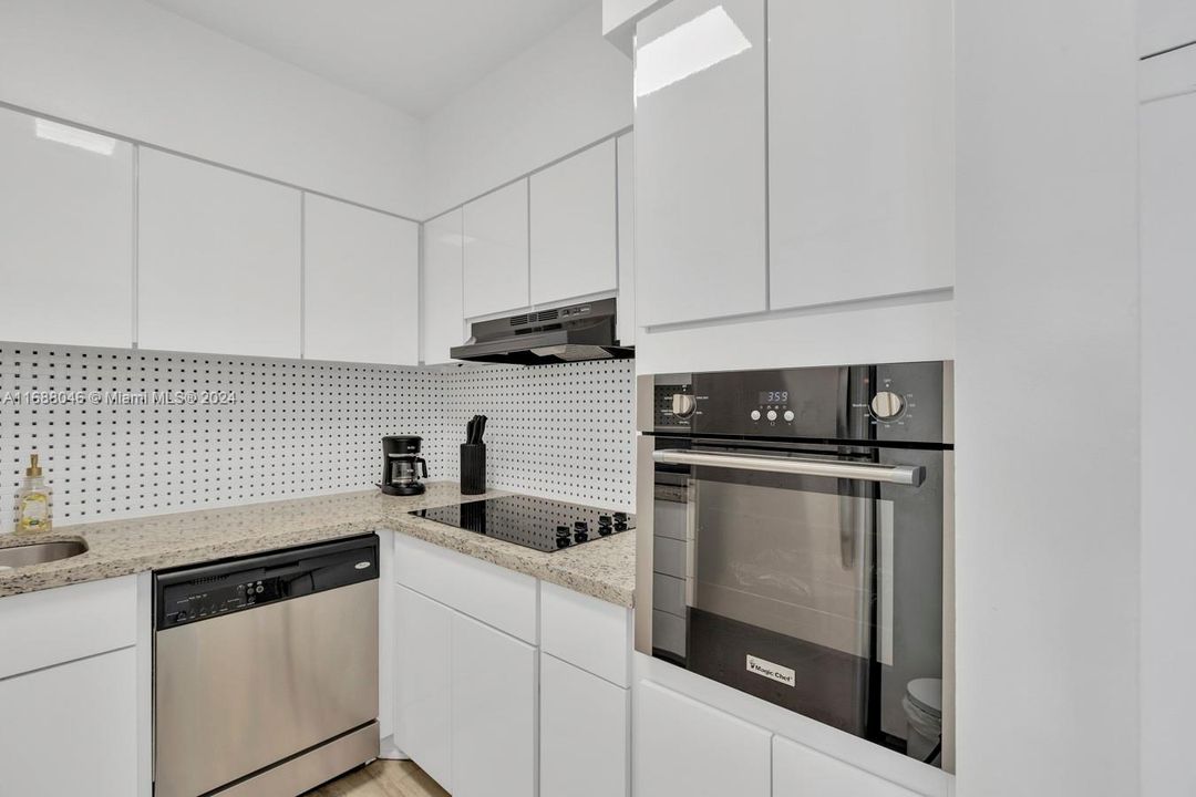 For Sale: $395,000 (2 beds, 2 baths, 1100 Square Feet)