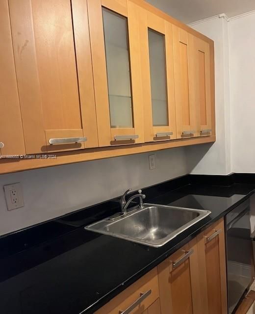 For Rent: $2,000 (1 beds, 1 baths, 720 Square Feet)