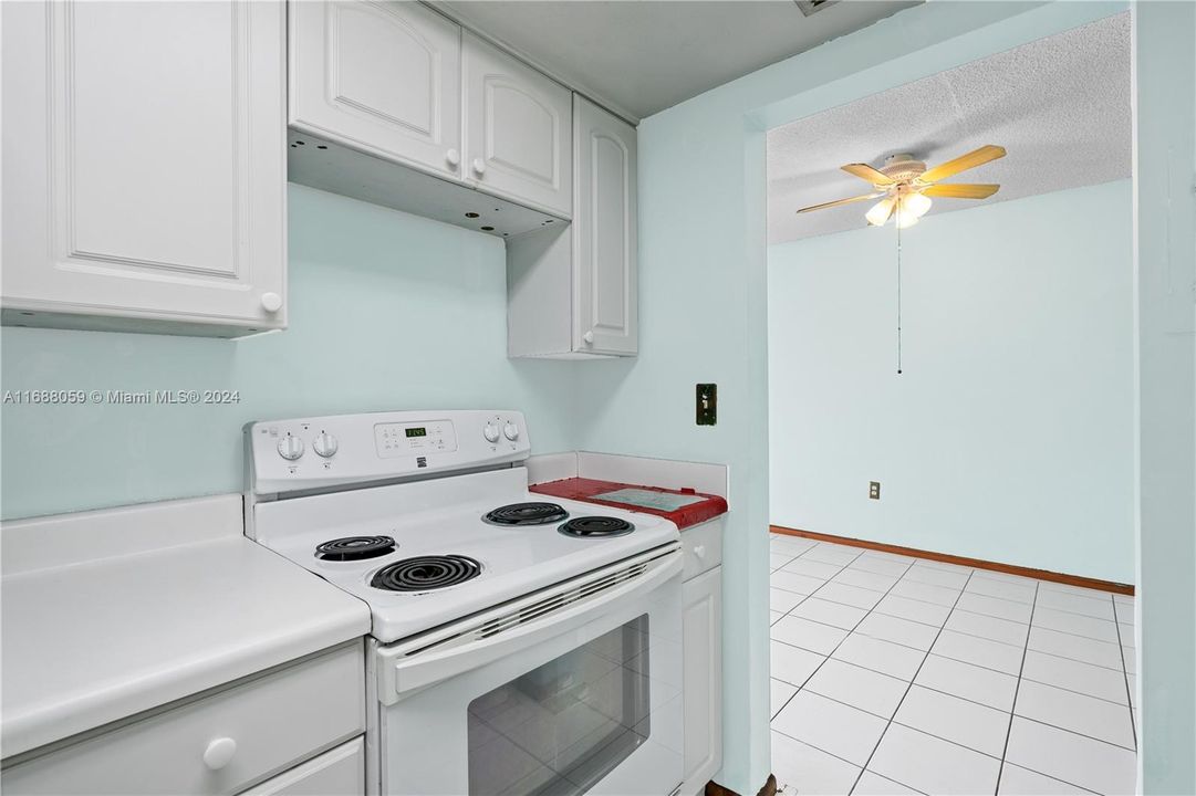 For Sale: $194,900 (1 beds, 1 baths, 635 Square Feet)