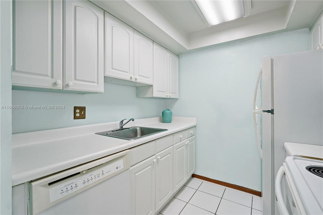 For Sale: $194,900 (1 beds, 1 baths, 635 Square Feet)