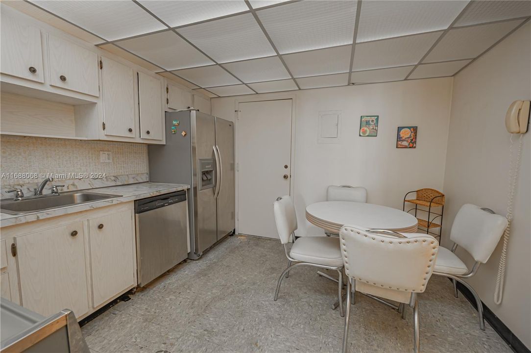 For Sale: $319,999 (1 beds, 1 baths, 1070 Square Feet)