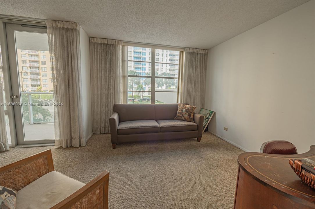 For Sale: $319,999 (1 beds, 1 baths, 1070 Square Feet)