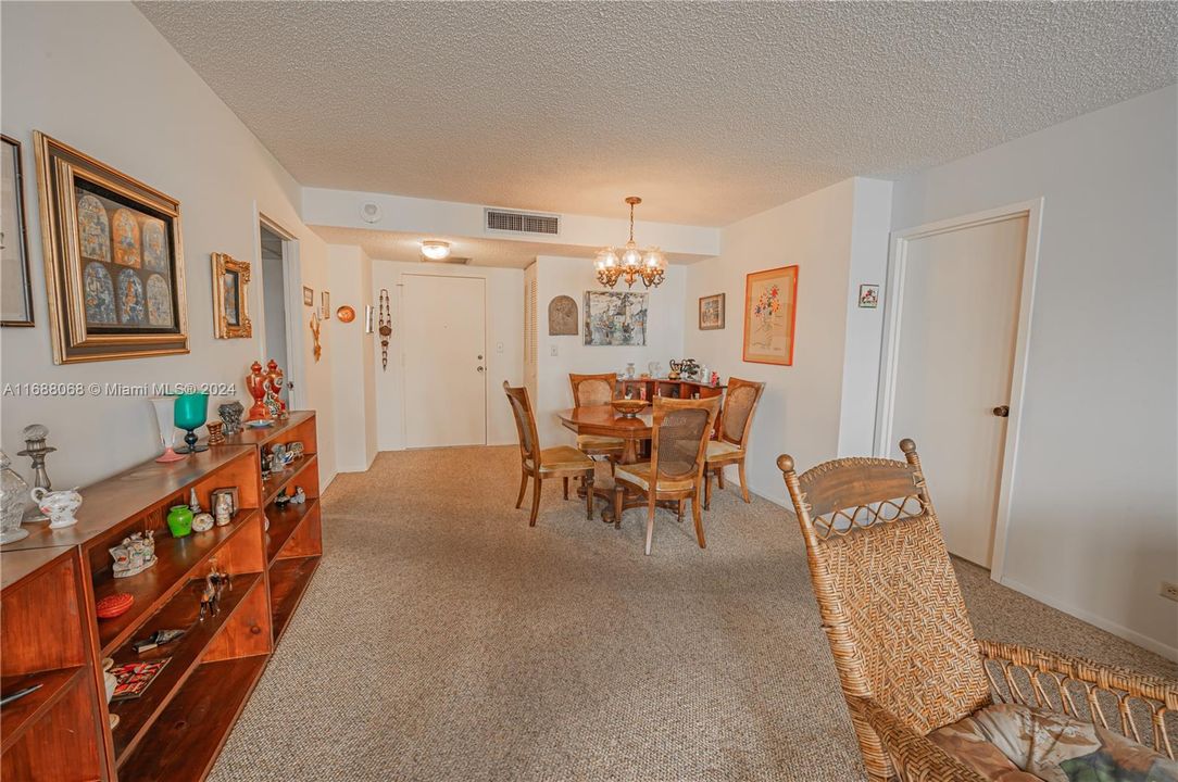 For Sale: $319,999 (1 beds, 1 baths, 1070 Square Feet)