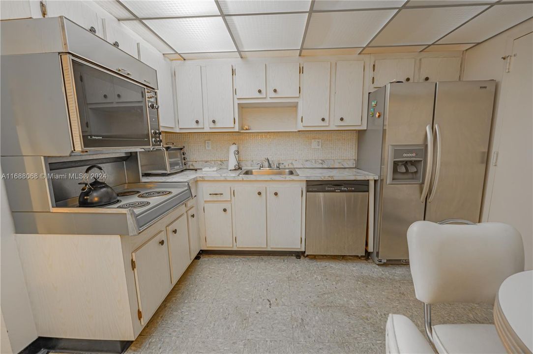 For Sale: $319,999 (1 beds, 1 baths, 1070 Square Feet)