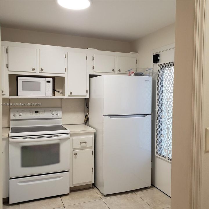 For Rent: $1,750 (1 beds, 1 baths, 730 Square Feet)