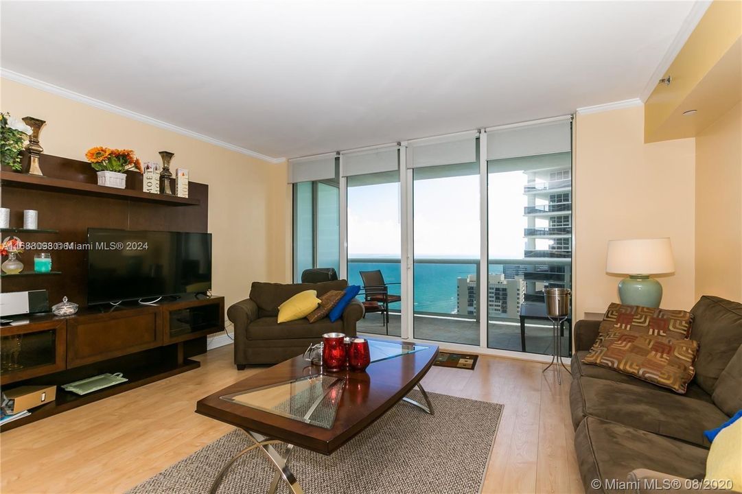 For Sale: $730,000 (1 beds, 1 baths, 811 Square Feet)