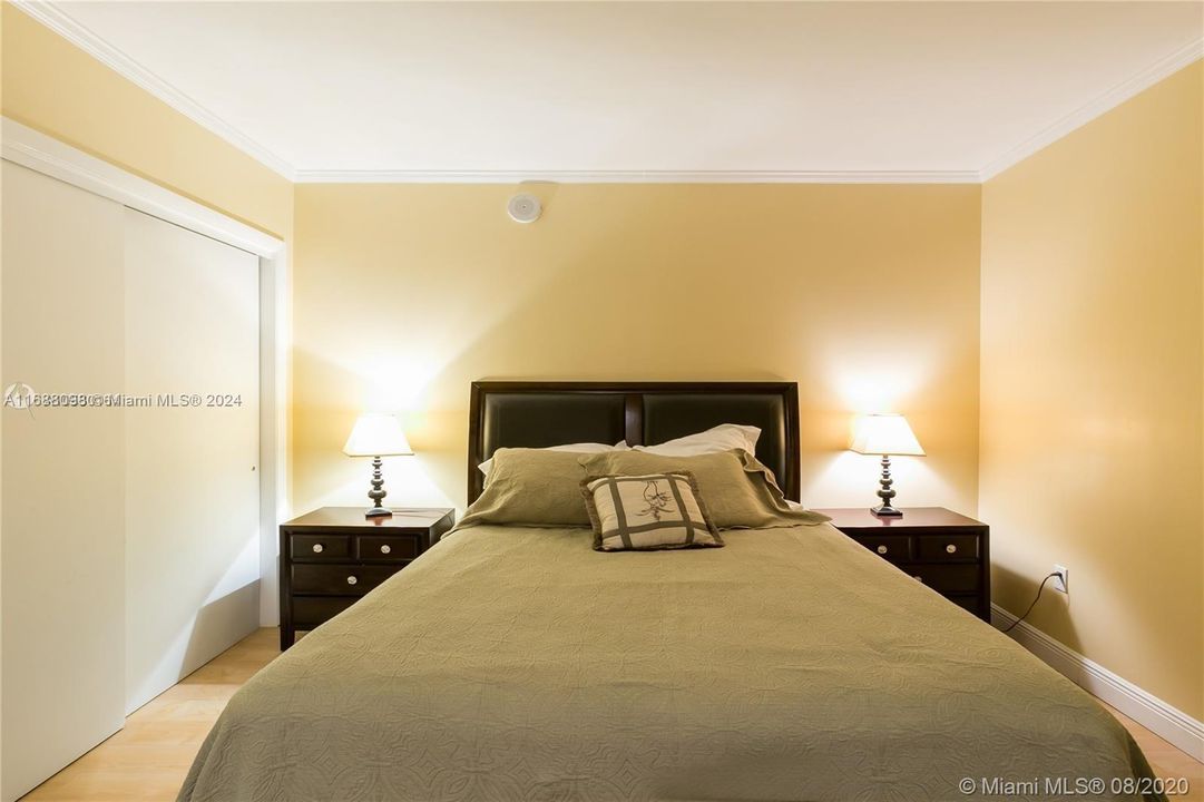 For Sale: $730,000 (1 beds, 1 baths, 811 Square Feet)