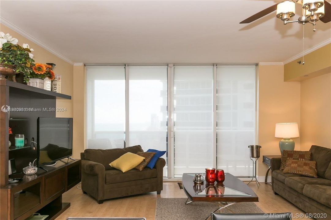 For Sale: $730,000 (1 beds, 1 baths, 811 Square Feet)