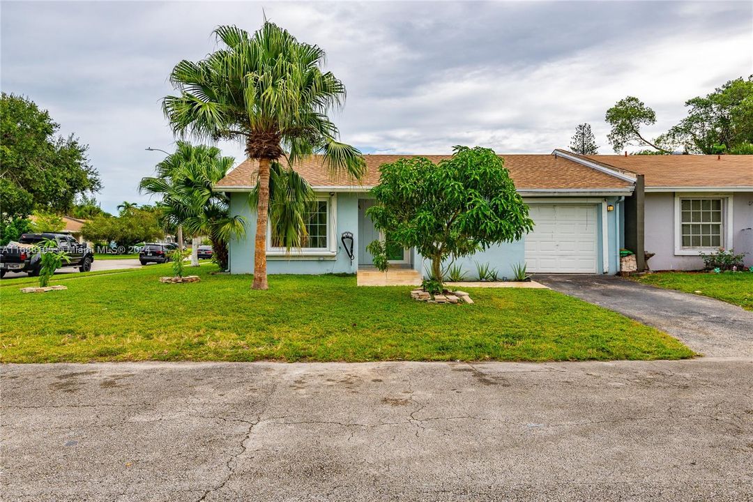 For Sale: $398,000 (2 beds, 2 baths, 1176 Square Feet)