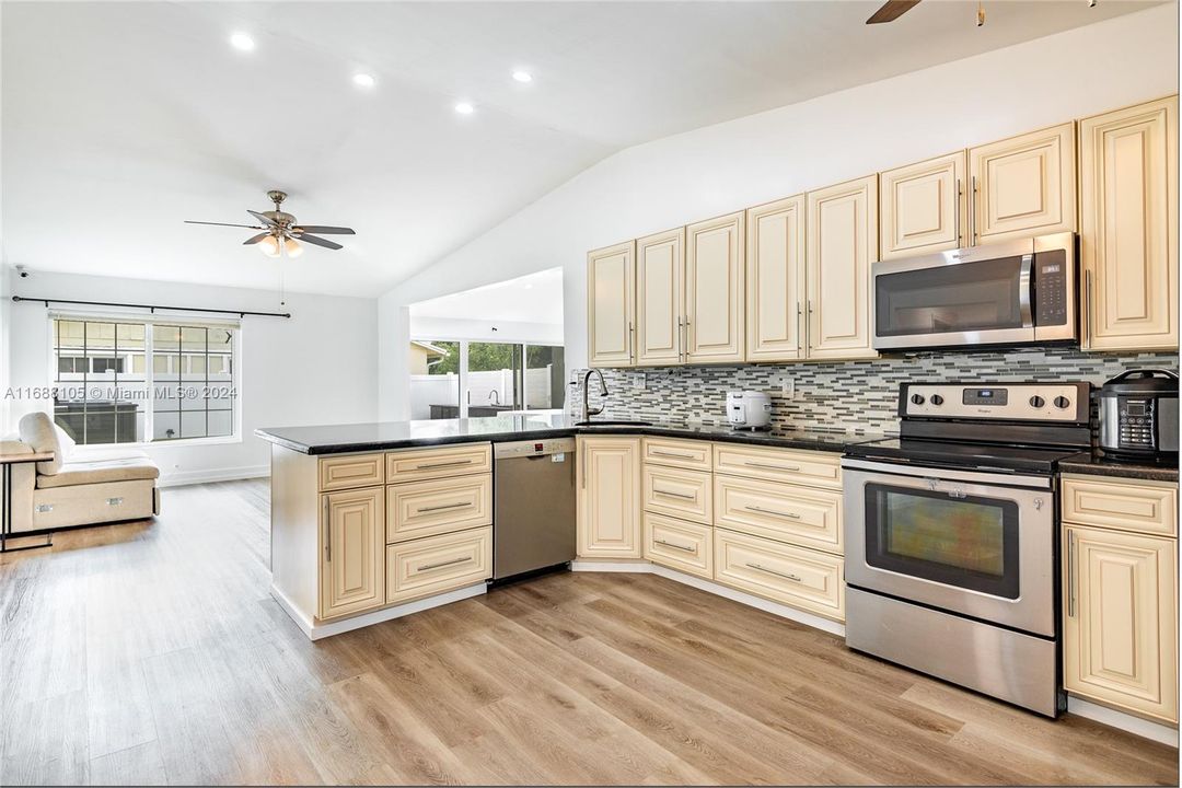 For Sale: $398,000 (2 beds, 2 baths, 1176 Square Feet)